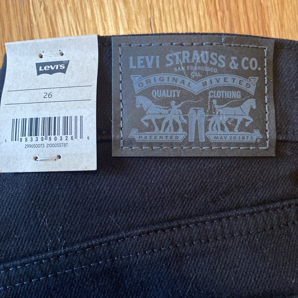 Levi’s Mid-Length Short - Picture 3 of 5